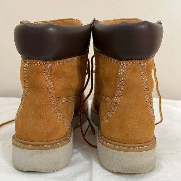Women’s Timberlands Size 7 - Picture 4 of 16
